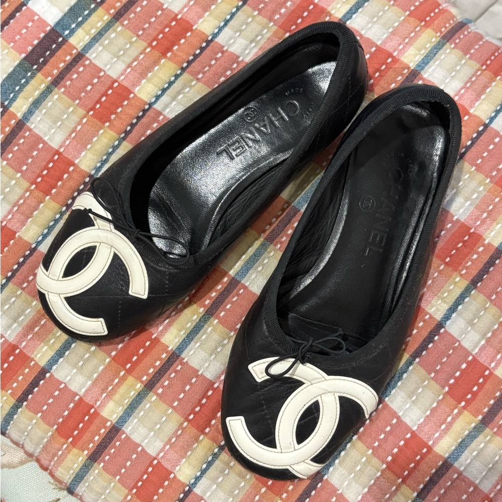 CHANEL Black and Cream Quilted Flats